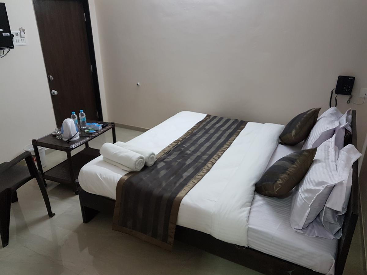 Nova Hotel Star Palace Rajkot Exteriör bild