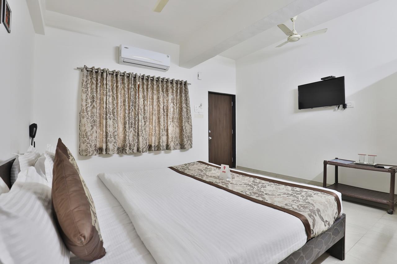 Nova Hotel Star Palace Rajkot Exteriör bild