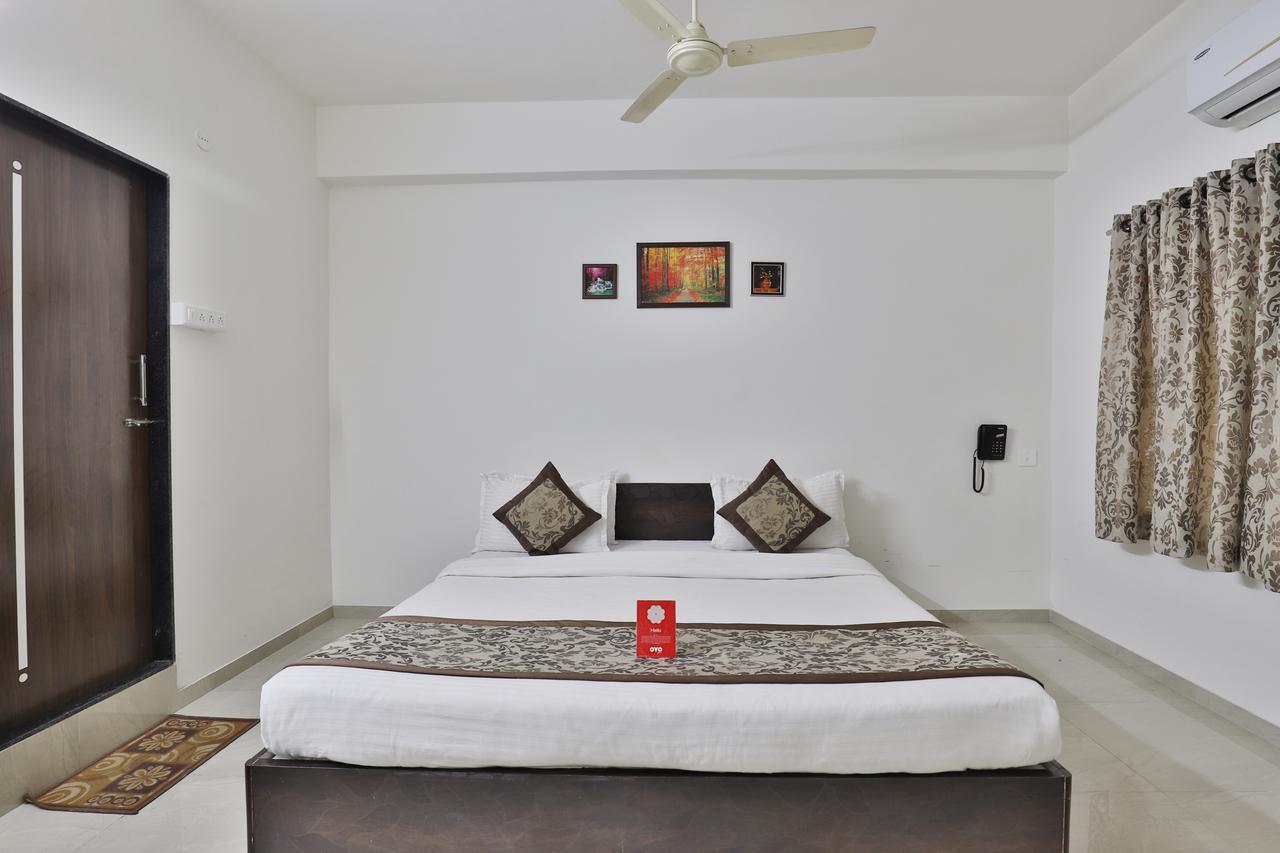 Nova Hotel Star Palace Rajkot Exteriör bild
