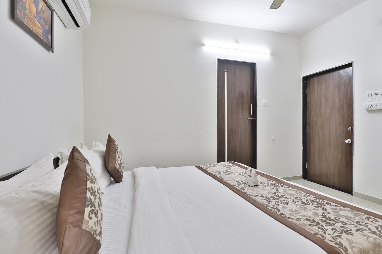 Nova Hotel Star Palace Rajkot Exteriör bild