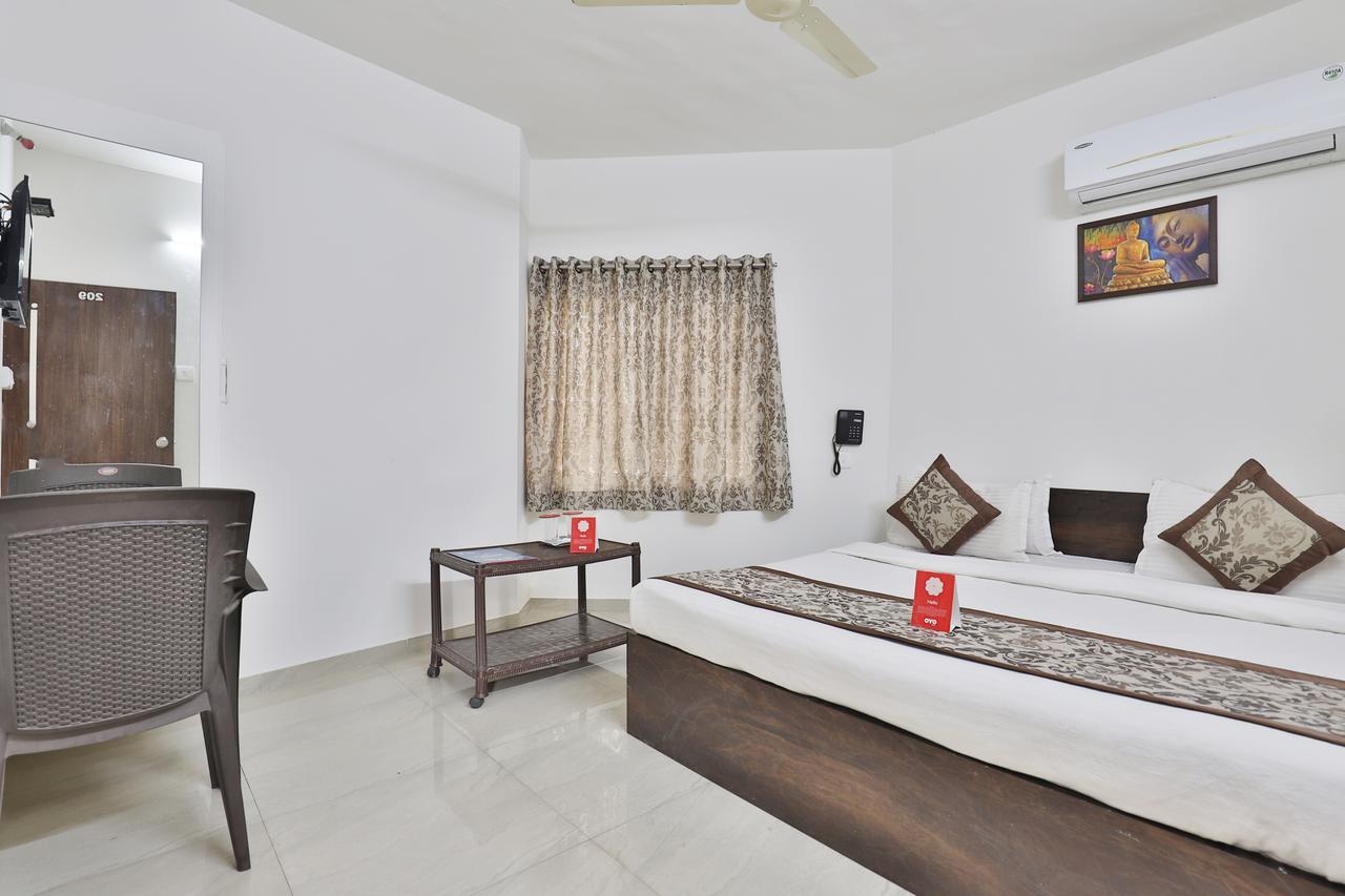 Nova Hotel Star Palace Rajkot Exteriör bild