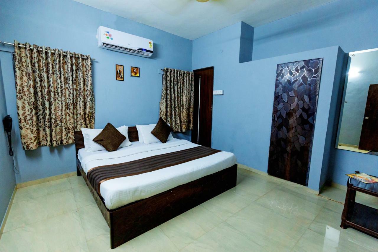 Nova Hotel Star Palace Rajkot Exteriör bild