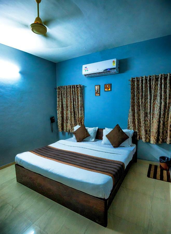 Nova Hotel Star Palace Rajkot Exteriör bild